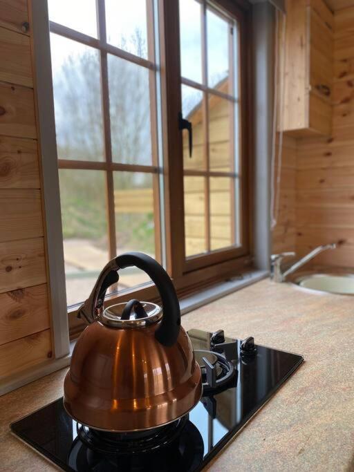 Beautiful Wooden Tiny House, Glamping With Hot Tub 2 Chalet *