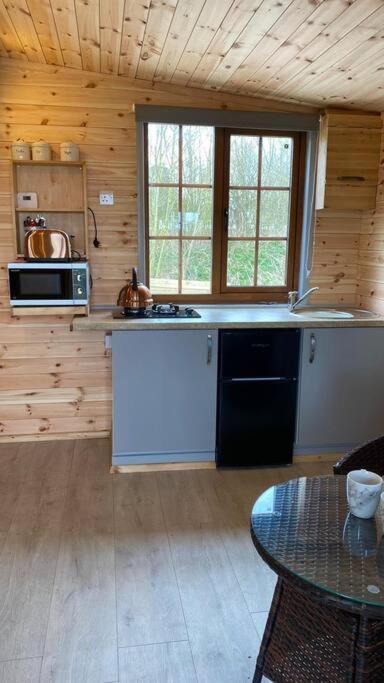 Beautiful Wooden Tiny House, Glamping With Hot Tub 2 *